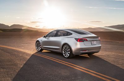 特斯拉Model 3高清官图公布:设计极简 配15英寸大号iPad